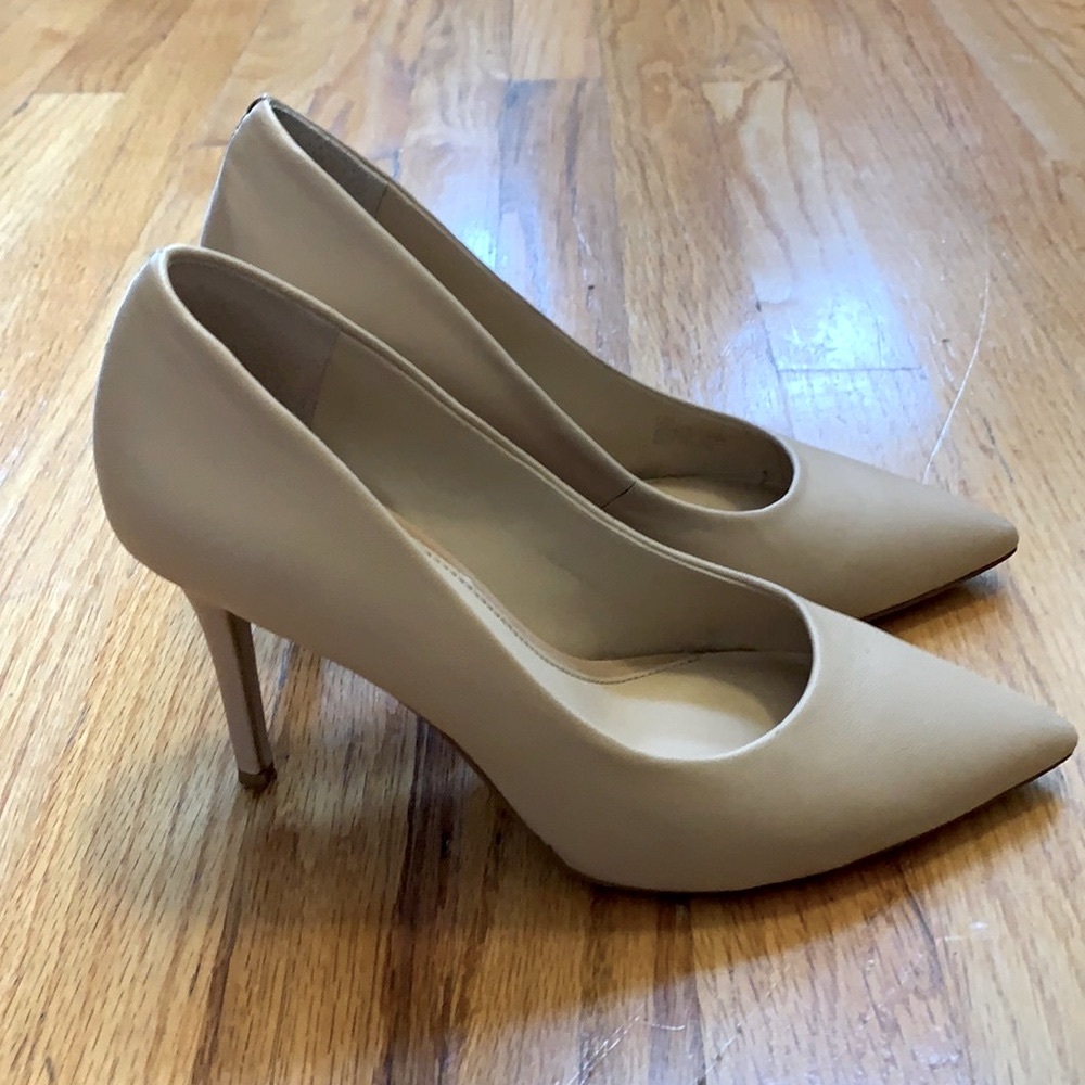 Gianni Bini Leather Heels in a beautiful taupe color EUC